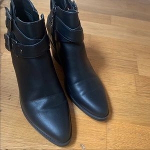 LIKE NEW Guess Ankle boots 6.5